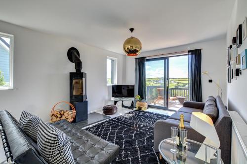 Mawgan Porth Villa Sleeps 8 With Wifi