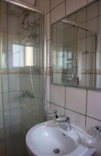 Hostal Room In Apartment - Kunta Kinte Hotel Accra