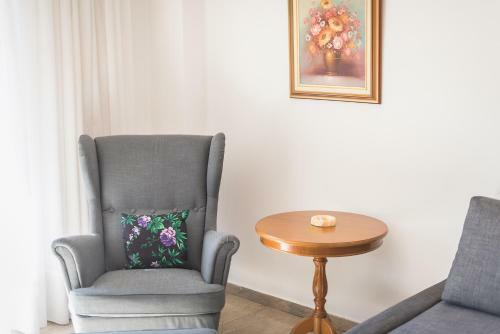 Vintage Acropolis Apartment By Cloudkeys