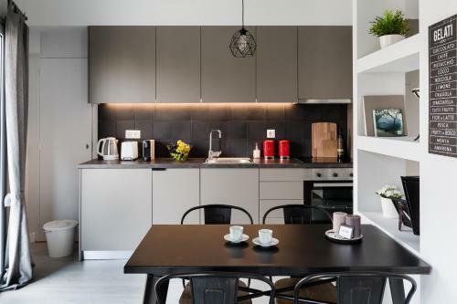 Minimal 2bd Apartment With Lycabettus View By Upstreet