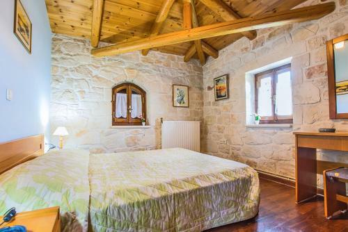 Koiliomenos Villa Sleeps 12 With Pool And Air Con