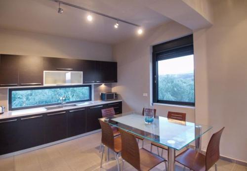 Kambia Villa Sleeps 7 With Pool And Air Con