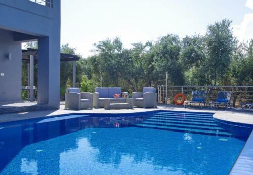 Kambia Villa Sleeps 7 With Pool And Air Con