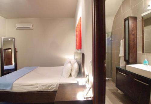 Kambia Villa Sleeps 7 With Pool And Air Con