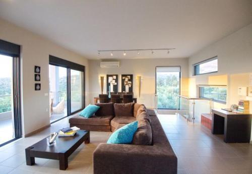 Kambia Villa Sleeps 7 With Pool And Air Con