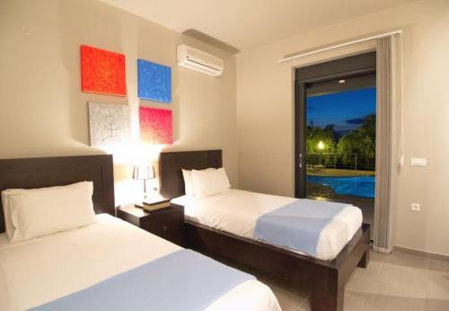 Kambia Villa Sleeps 7 With Pool And Air Con