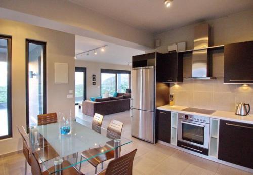 Kambia Villa Sleeps 7 With Pool And Air Con