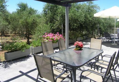 Kambia Villa Sleeps 7 With Pool And Air Con