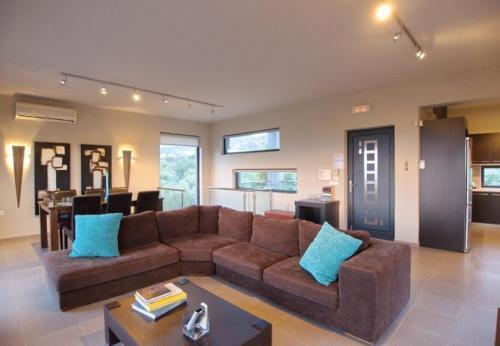 Kambia Villa Sleeps 7 With Pool And Air Con