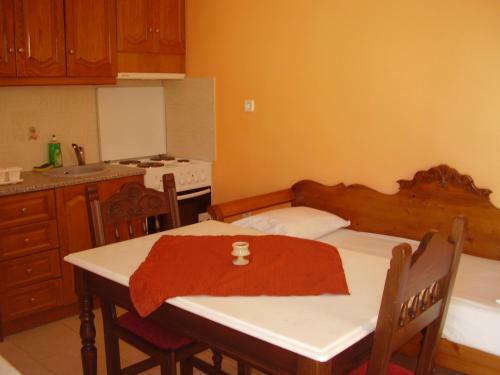 Kelenis Apartments