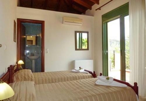 Kato Kateleios Villa Sleeps 7 With Pool And Air Con