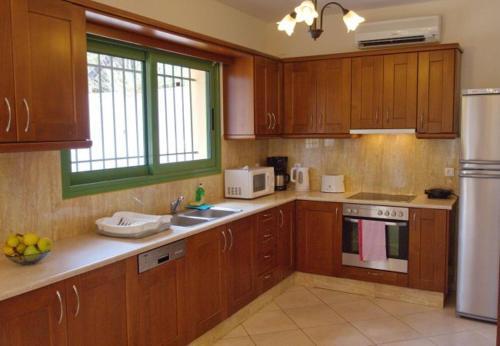Villa In Kato Kateleios Sleeps 7 With Pool And Air Con