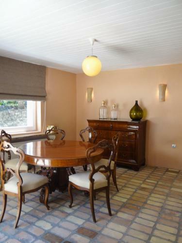 Chlomos Villa Sleeps 8 With Pool And Air Con