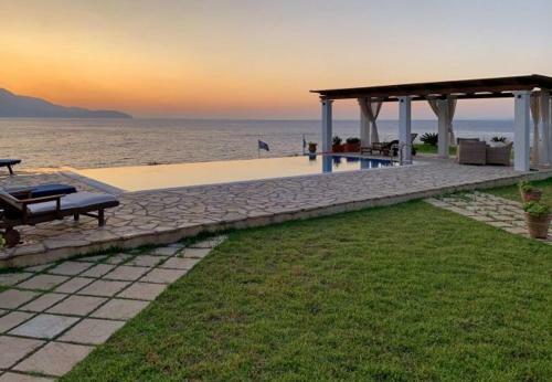 Villa In Kleismata Sleeps 7 With Pool And Air Con