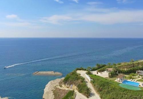 Villa In Kleismata Sleeps 7 With Pool And Air Con