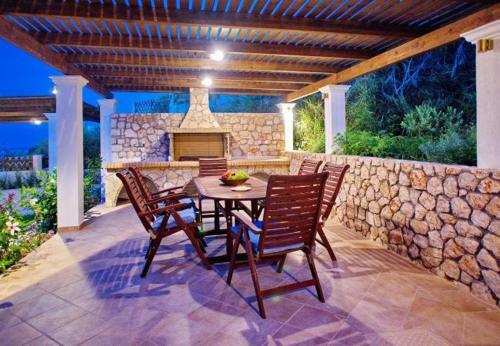 Villa In Kleismata Sleeps 7 With Pool And Air Con