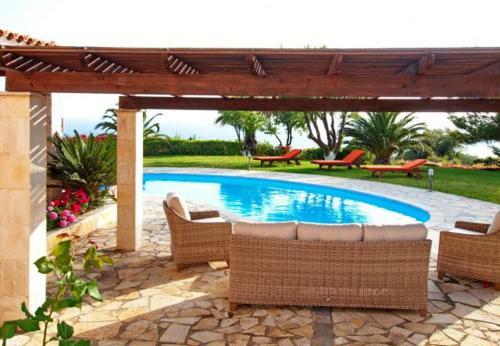 Villa In Kleismata Sleeps 7 Includes Swimming Pool And Air Con 3