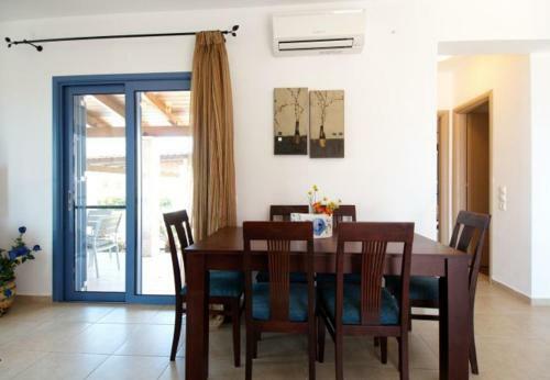 Villa In Kleismata Sleeps 7 Includes Swimming Pool And Air Con 3