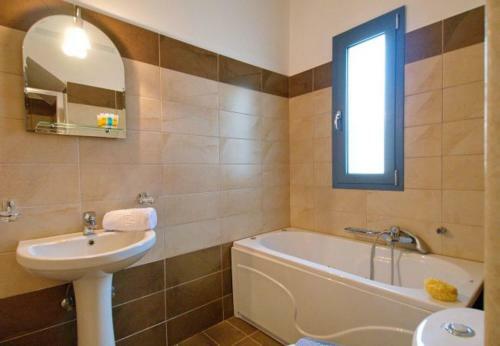 Villa In Kleismata Sleeps 7 Includes Swimming Pool And Air Con 3
