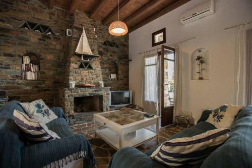 2ag252-house With A Pool In Andros