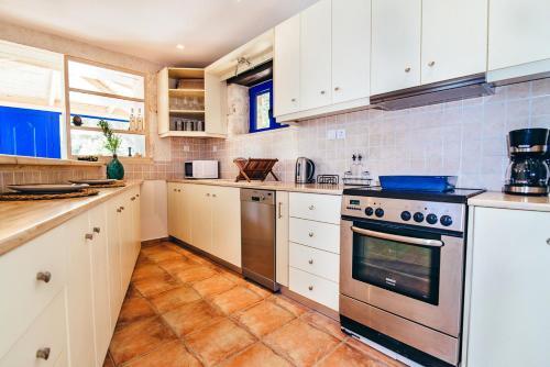 Aghios Sostis Villa Sleeps 6 With Pool Air Con And Wifi