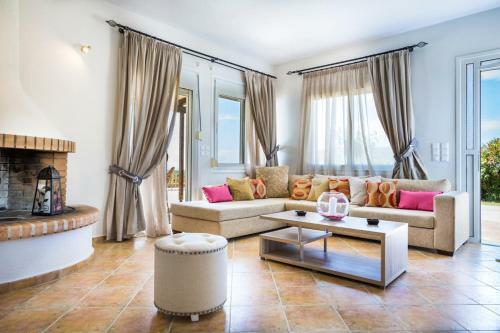 Mantzavinata Villa Sleeps 6 With Pool And Air Con
