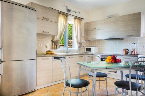 Mantzavinata Villa Sleeps 6 With Pool And Air Con