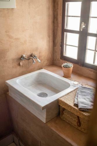 Hostal Philos Guesthouse