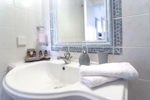 Elia Poolside Apartment