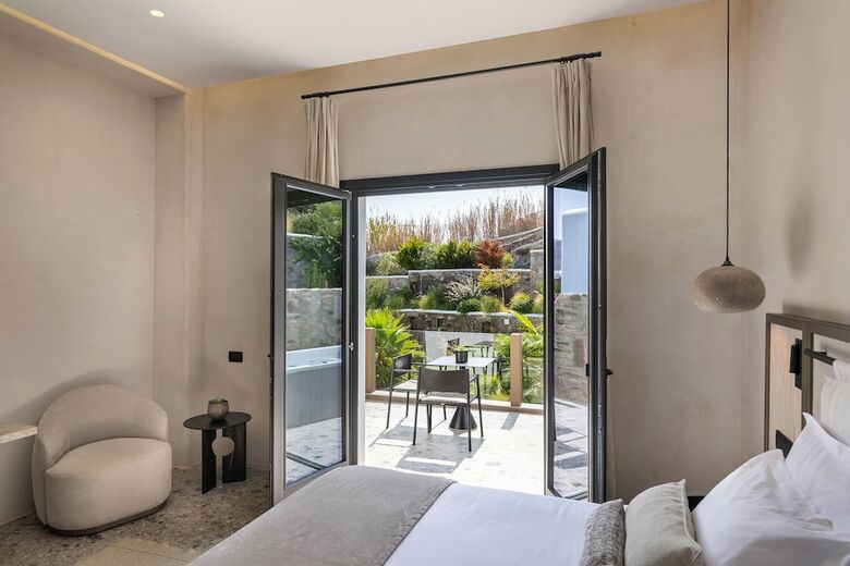 Hotel Aeonic Suites And Spa
