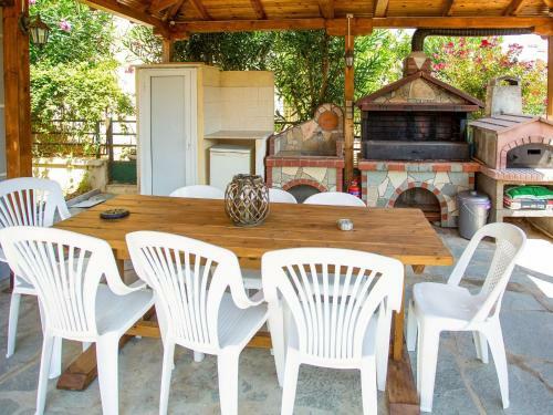 Pleasant Apartment In N. Irakleitsa With Garden