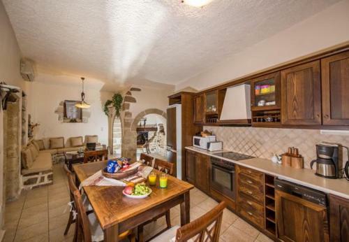 Petroulides Villa Sleeps 7 With Pool Air Con And Wifi