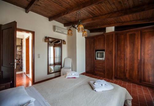 Petroulides Villa Sleeps 7 With Pool Air Con And Wifi