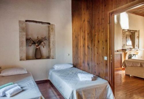 Petroulides Villa Sleeps 7 With Pool Air Con And Wifi