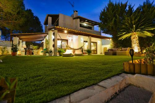 Unique Canal Villa With Boat Dock In Porto Hydra