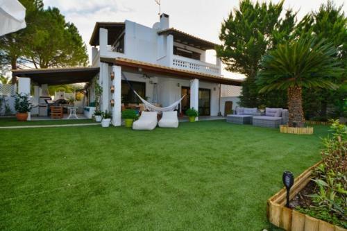 Unique Canal Villa With Boat Dock In Porto Hydra