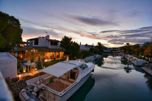 Unique Canal Villa With Boat Dock In Porto Hydra