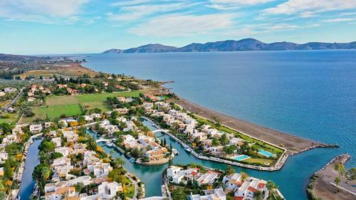 Unique Canal Villa With Boat Dock In Porto Hydra