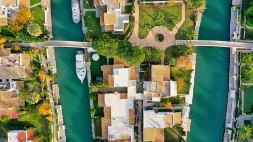 Unique Canal Villa With Boat Dock In Porto Hydra