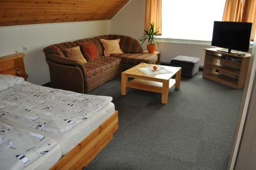 Hostal Molo U?eiga Inn