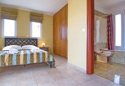 Villa In Skala Sleeps 7 With Pool And Air Con
