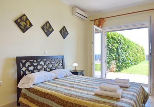 Villa In Skala Sleeps 7 With Pool And Air Con