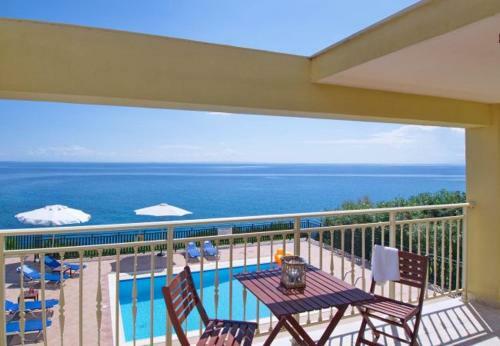 Villa In Skala Sleeps 7 With Pool And Air Con