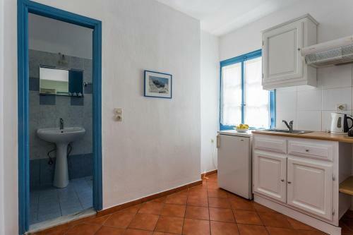Hostal Limnonari Studio