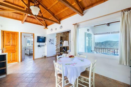 Skopelos Villa Sleeps 2 With Pool And Air Con