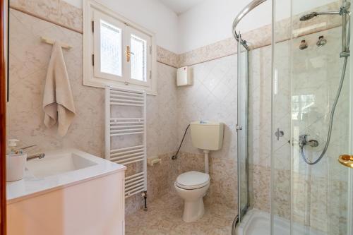 Skopelos Villa Sleeps 2 With Pool And Air Con