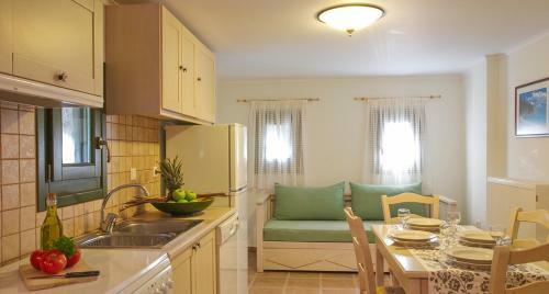 Villa In Spanochori Sleeps 6 With Pool And Air Con
