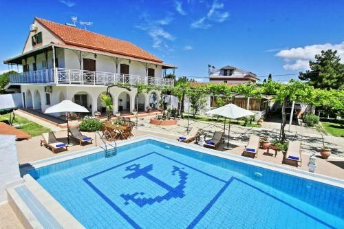 Villa Paradiso: Near Beach, Superb Pool And Garden