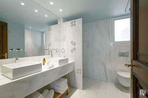 Agios Onoufrios Villa Sleeps 14 With Pool And Air Con