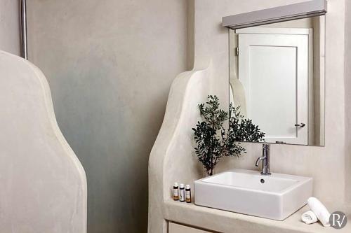 Costa Ilios Villa Sleeps 16 With Pool And Air Con
